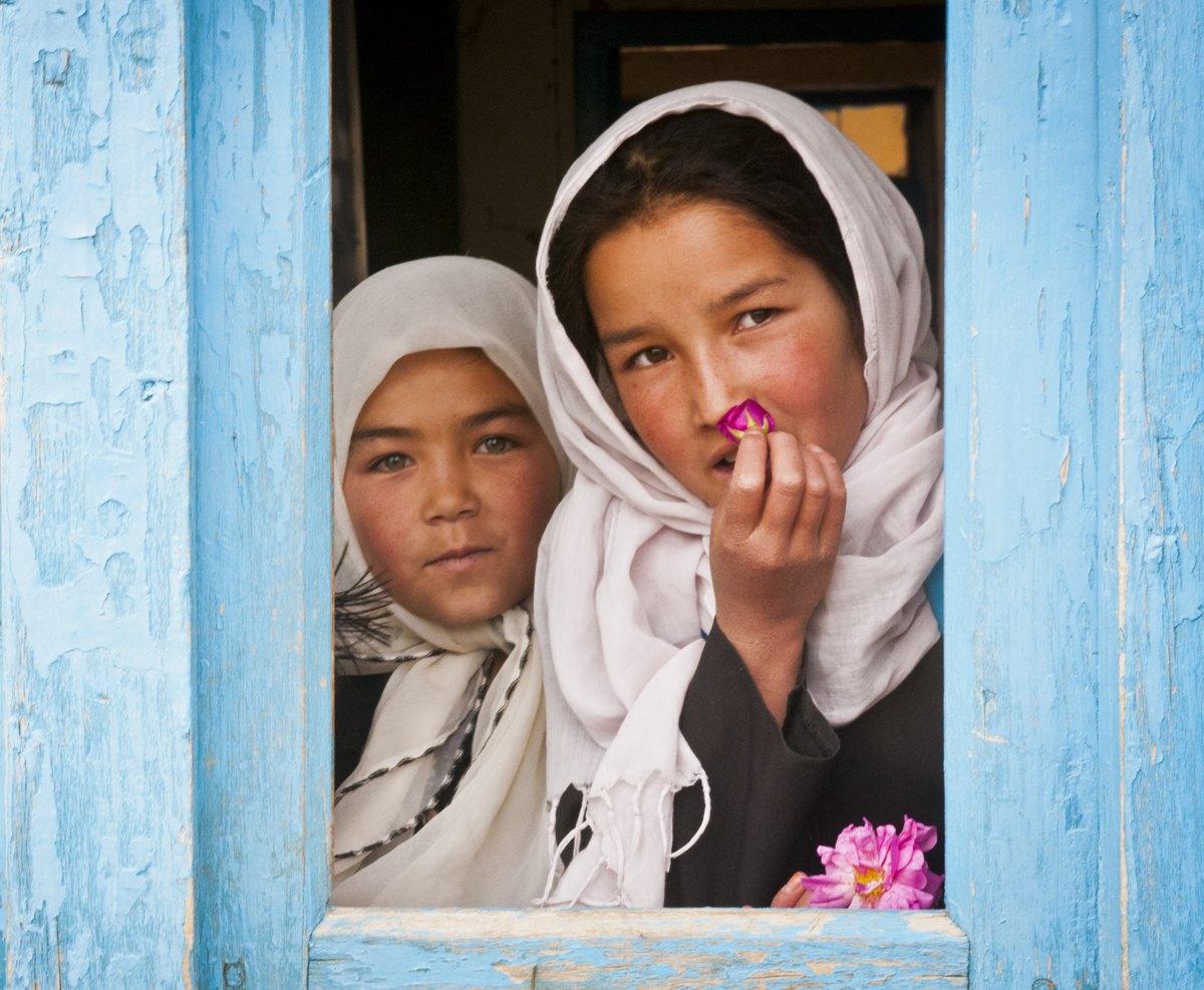 Duas estudantes observam pela janela de sua escola em Bamyan, no Afeganistão.