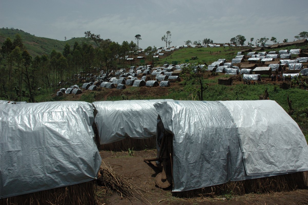 Abrigos e tendas no acampamento de pessoas deslocadas por conflitos em Nyanzale.