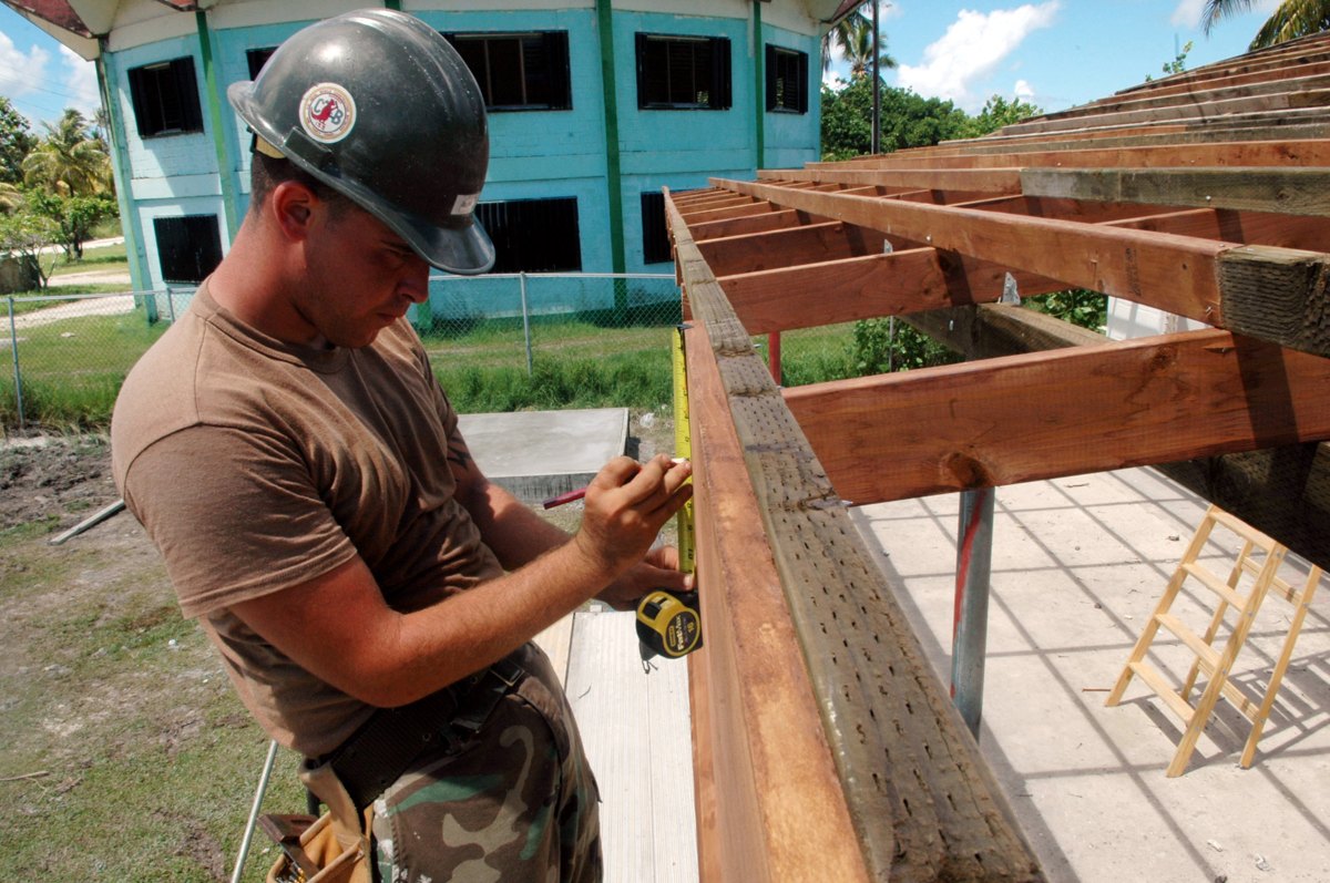 Trabalho de carpintaria na reconstrução da escola primária Mwan, em Chuuk.